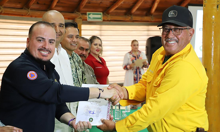 Reconocen a combatientes de incendios forestales