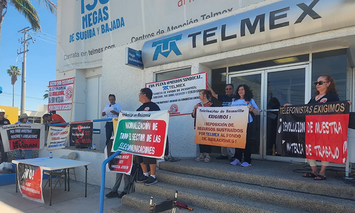 Jubilados de Telmex rechazan raquítico aumento salarial; Realizan plantón por fuera de oficinas