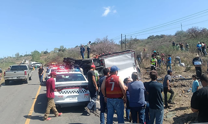 Vuelca tráiler y rapiñan la carga de cerveza en Cananea
