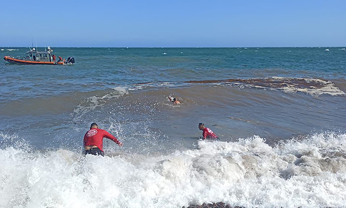 Arrastra oleaje a joven pescador en playa Centinela en Guaymas