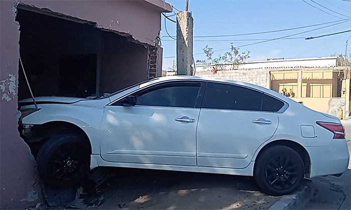 Se impacta automóvil contra vivienda en la colonia Jacinto López