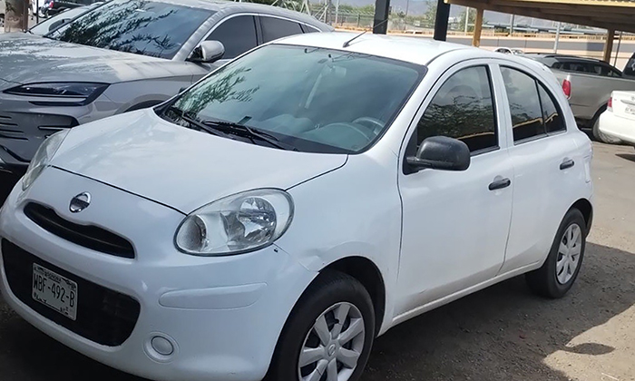Localizan carro robado en un establecimiento