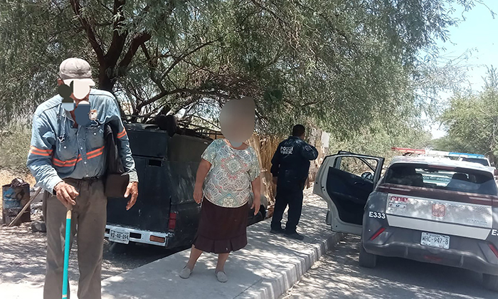 Auxilian policías a adulto mayor desorientado en la colonia El Apache