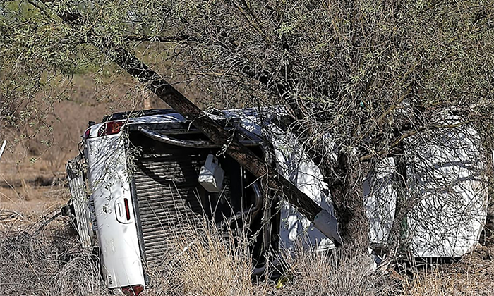 Vuelca pick up y choca contra poste en la carretera a Sahuaripa