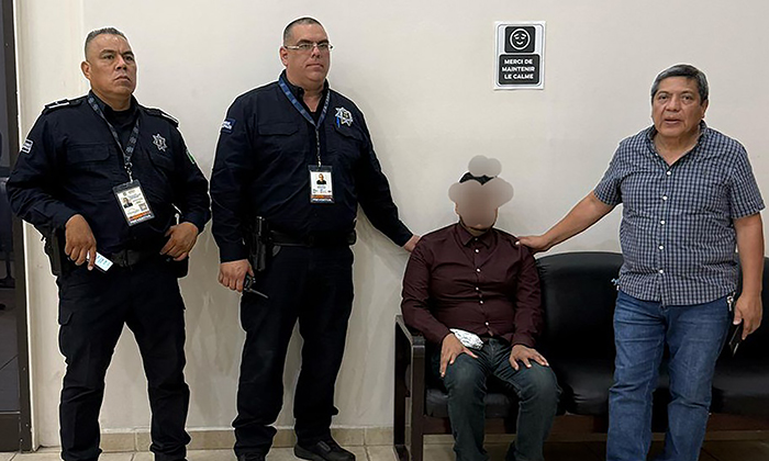 Auxilian policías a persona desaparecida en la Central de Autobuses