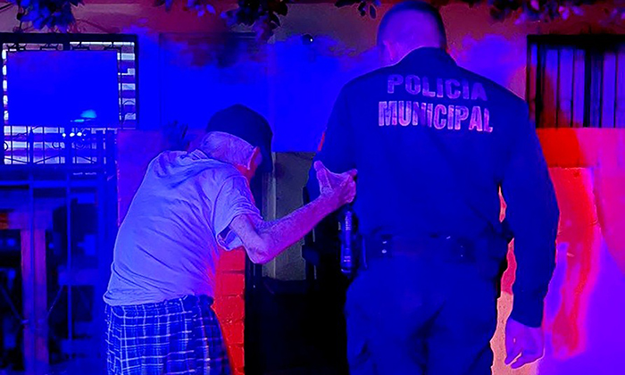 Apoyan policías a nonagenario desorientado durante la madrugada