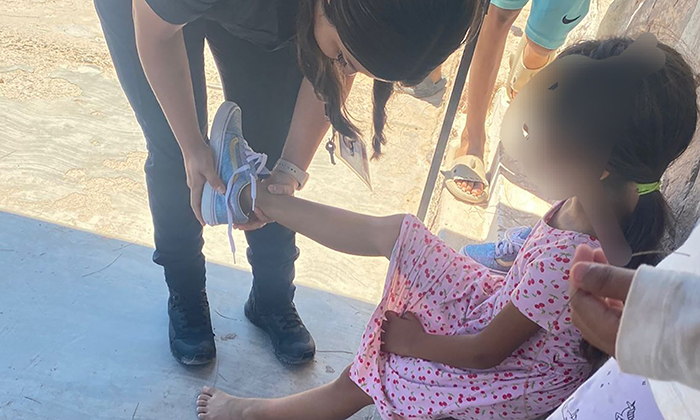 Policías Municipales obsequian calzado a niña en Bahía de Kino 