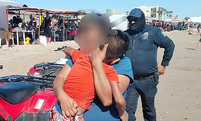 Ubican policías a niño extraviado en Bahía de Kino; Fue entregado a su familia