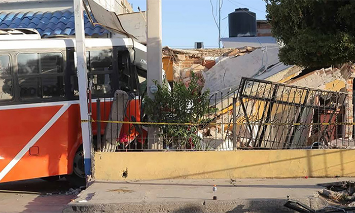 Sigue sin acuerdo reparación del daño causado por camión tras choque en vivienda de la colonia Balderrama