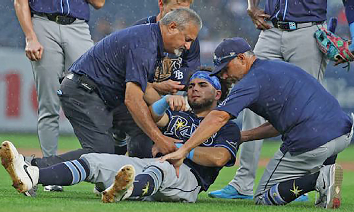 Sufre Jonathan Aranda grave fractura de muñeca tras choque con Giancarlo Stanton