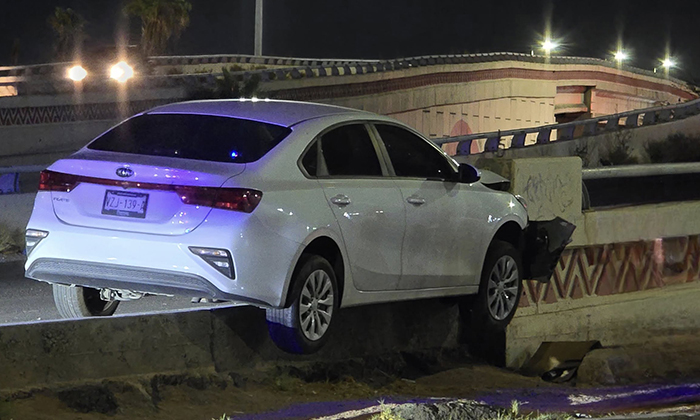 Se impacta automóvil contra puente en la colonia Las Lomas