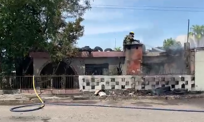 Sofocan incendio en llantera en la colonia Olivares