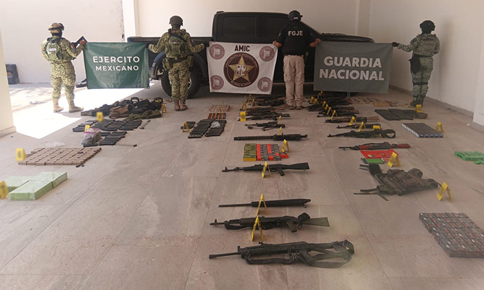 Aseguran cuantioso arsenal y vehículo en Caborca
