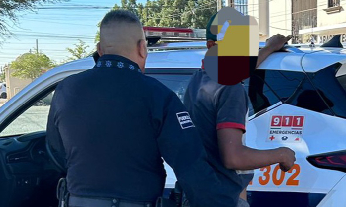 Detienen a tres individuos con armas blancas