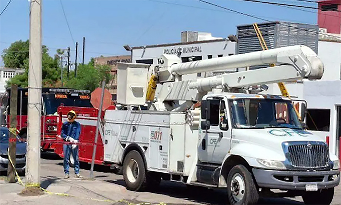Tormenta nocturna deja daños en postes y árboles en distintos puntos de la ciudad