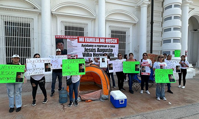Se manifiestan en Palacio familiares de joven desaparecido