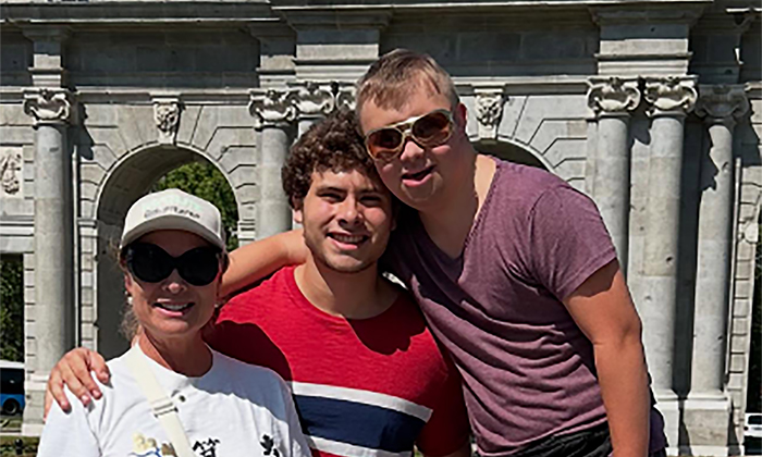 Se reencuentra Leticia Calderón e hijos con su ex durante viaje a España