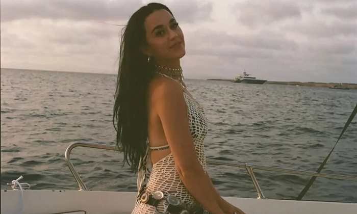 Multan a Katy Perry por grabar en zona protegida en España