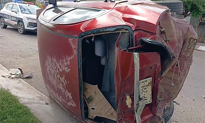 Deja choque pérdida total de auto en la colonia Haciendas del Sur