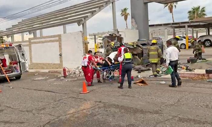 Deja choque volcamiento dos heridos en la colonia Santa Mónica