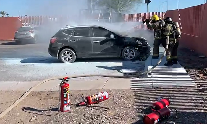 Controlan incendio de camioneta en estacionamiento de la Casa de la Cultura