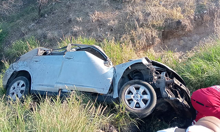 Deja volcamiento dos heridos en la carretera Hermosillo-Ures