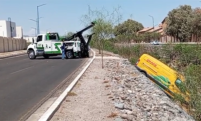 Cae camión de reparto a canal en el bulevar Quintero Arce