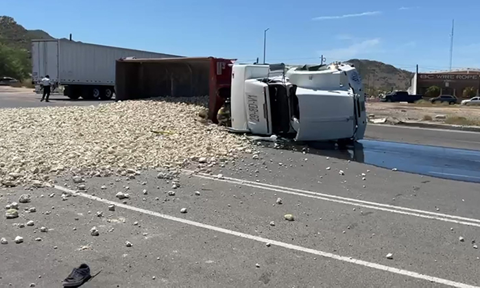 Vuelca tractocamión cargado con piedra en la colonia Altares
