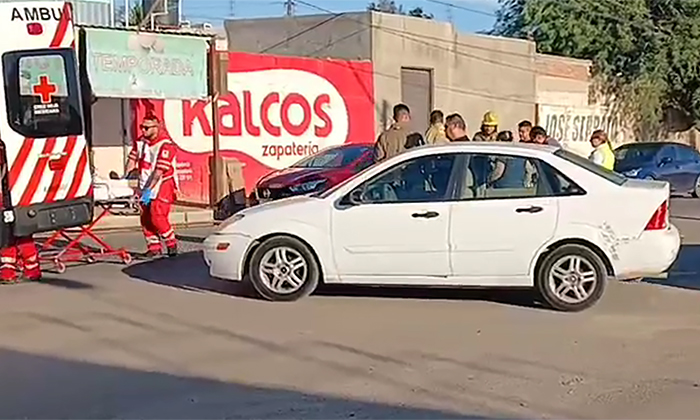 Resulta motociclista con fractura expuesta tras ser impactado por auto