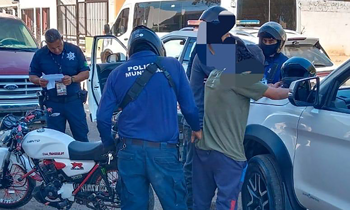 Atrapan a par de presuntos ladrones armados en la colonia Urbi Villa del Prado