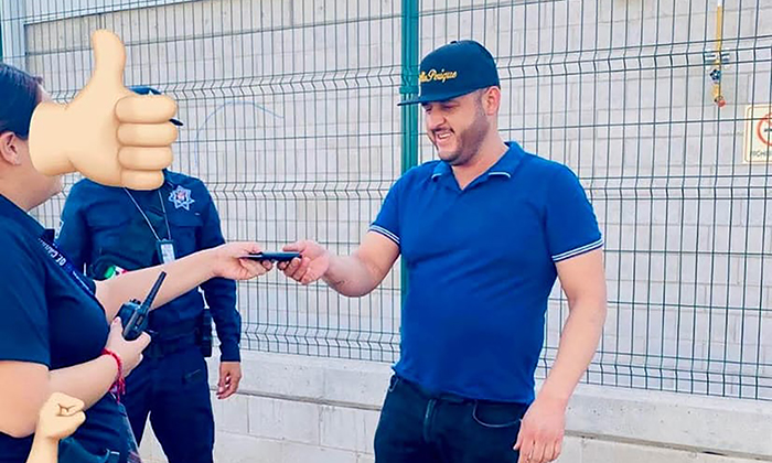 Entregan billetera a influencer hermosillense; Policías Municipales
