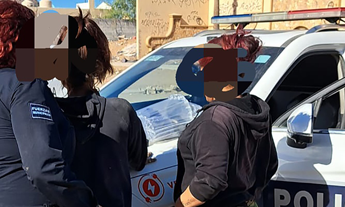 Atrapan a dos mujeres con drogas; Agentes Preventivos