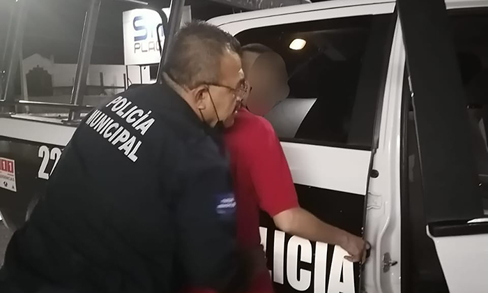 Amaga a su mujer con quemarle la casa en la colonia Las Minitas