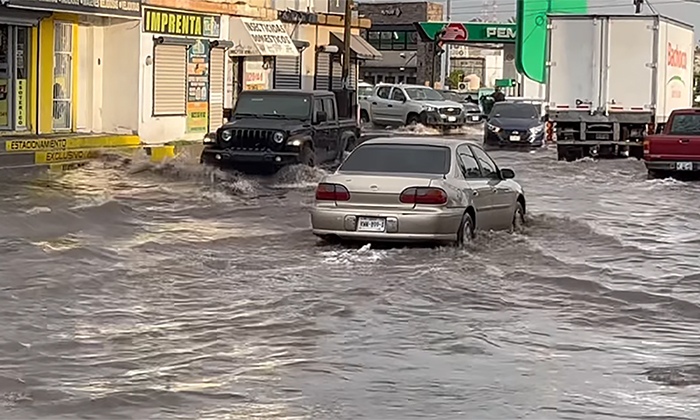 Deja lluvia encharcamientos; provoca caos vial