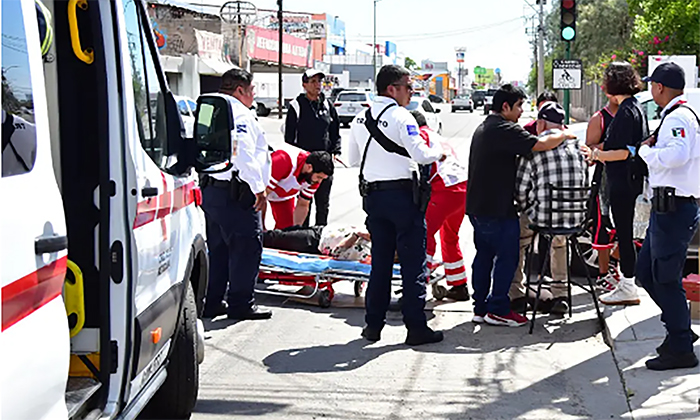 Embiste automóvil a tres peatones en la colonia San Benito