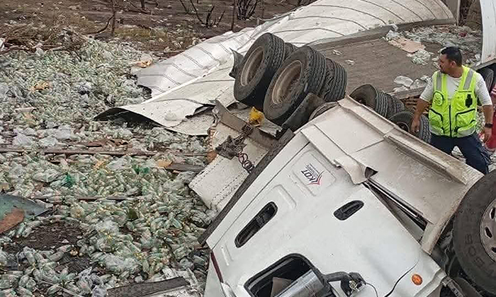 Fallece conductor de tráiler al volcarse en Magdalena de Kino