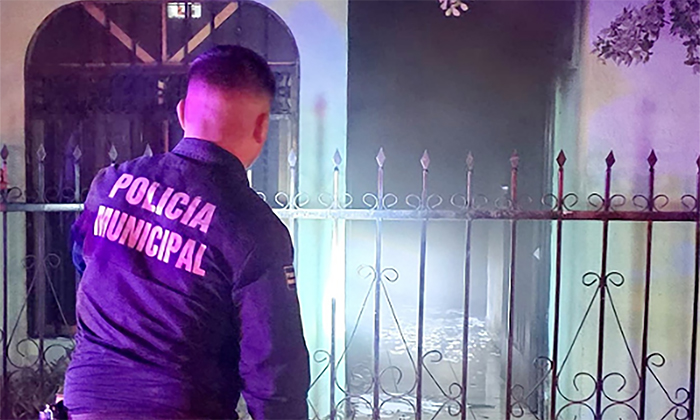 Rescatan a hombre de incendio de casa