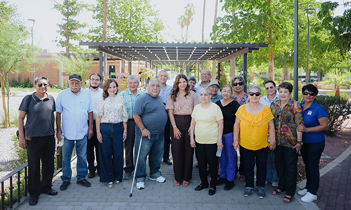 Convive Patty Ruibal con Abuelitos de la H en la colonia El Apache