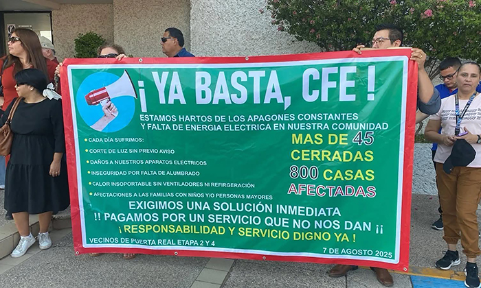 Cierran oficinas de CFE en protesta por apagones; Vecinos de Puerta Real y Paseo del Pedregal