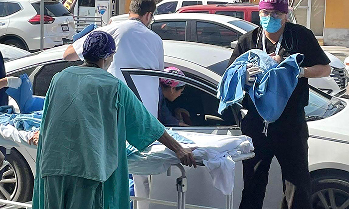 Mujer da a luz en auto afuera del IMSS