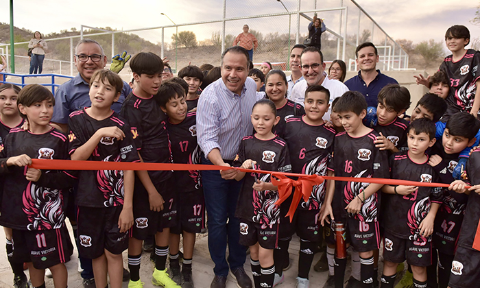 Entrega Toño Astiazarán cancha deportiva