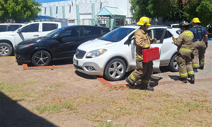 Rescatan a pequeño encerrado en auto en estacionamiento de guardería
