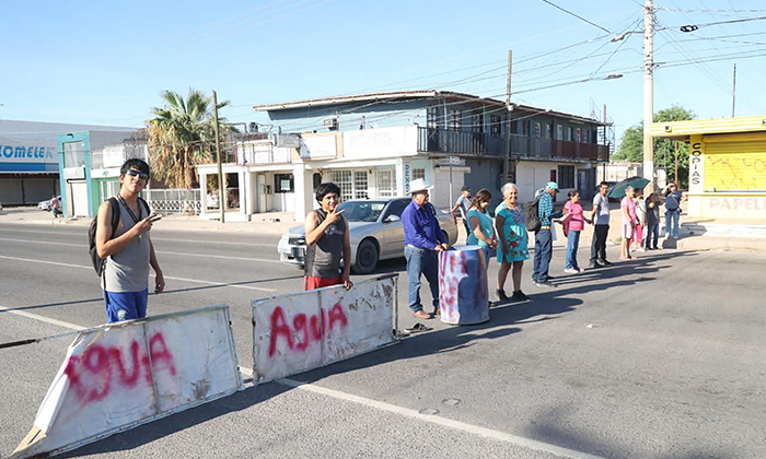 Se manifiestan vecinos de la Primero Hermosillo por falta de agua