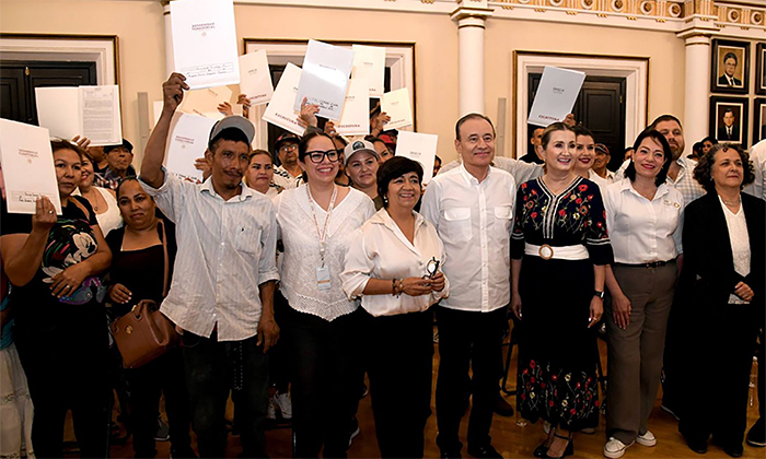 Entrega gobernador escrituras a familias