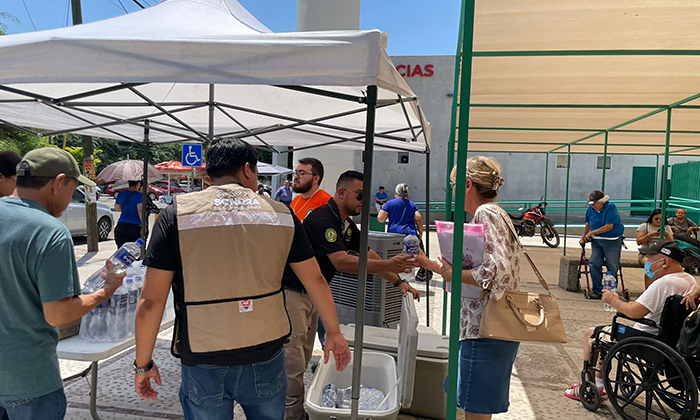 Mantienen entrega de agua y suero por calor; Autoridades de Protección Civil