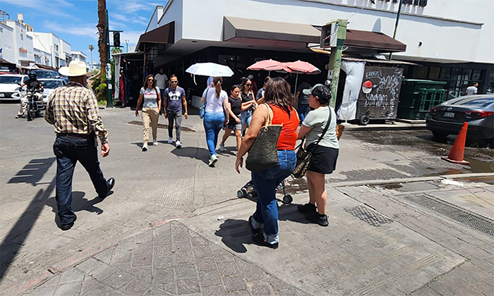 Realizan compras para el regreso a clases