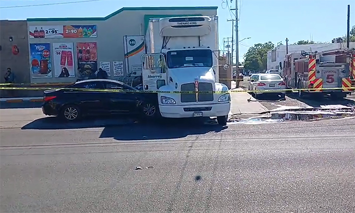 Se impacta auto contra camión de carga en la colonia Los Arcos