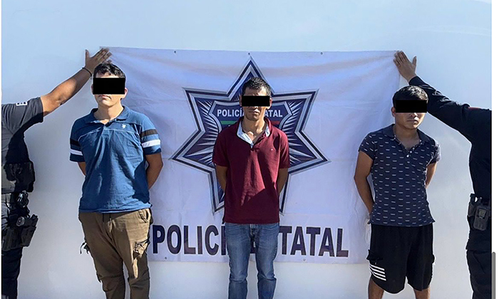 Sorprenden a trío de hampones en auto robado en Ciudad Obregón