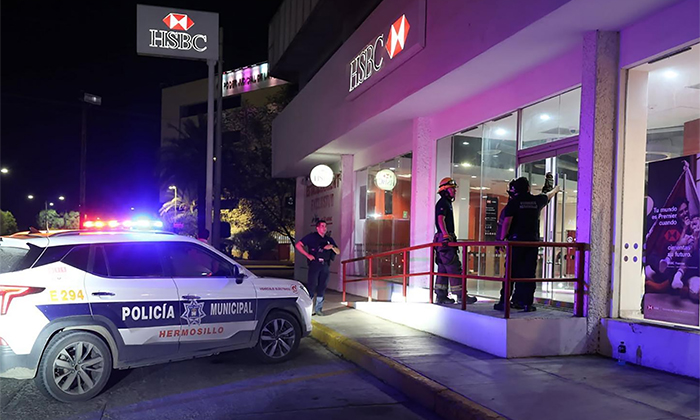 Rescatan bomberos a hombre atrapado en banco en la colonia San Benito