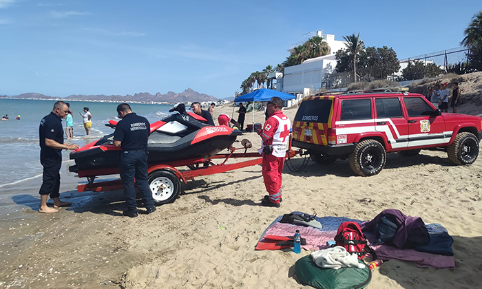Rescatan Bomberos a nadadores en Bahía de Kino; Realizaban un entrenamiento